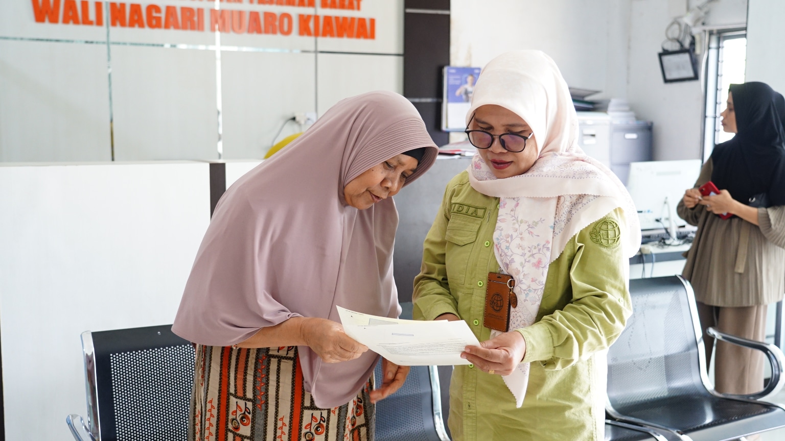 Petugas Kantor Pertanahan Kabupaten Pasaman Barat memberikan penjelasan kepada masyarakat terkait pentingnya menjaga sertipikat dan patok batas tanah saat kegiatan penyerahan sertipikat di Nagari Muaro Kiawai, Rabu (13/5/2026).