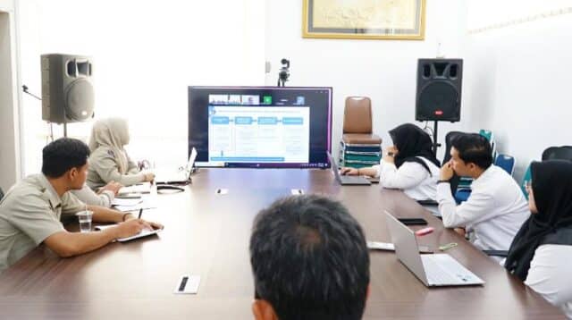 Jajaran Kantor Pertanahan Kabupaten Pasaman Barat mengikuti kegiatan Zoom Meeting Gelar Data dan Sosialisasi Badan Bank Tanah Provinsi Sumatera Barat Tahun 2026 terkait penguatan Reforma Agraria dan pelaksanaan Redistribusi Tanah berbasis Hak Pengelolaan (HPL), Selasa (12/5/2026).